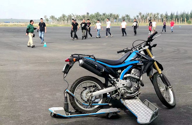 乐骑公园,摩托车培训,摩托教练员,安路,苏华龙,skidbike,侧滑模拟架
